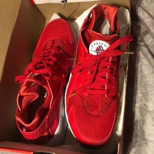 Nike Men’s 11 1/2 Red Hurache tennis shoes